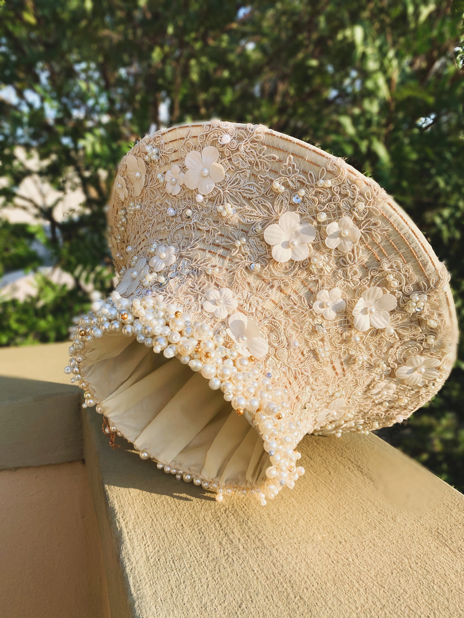 Pearly hat in ivory and gold
