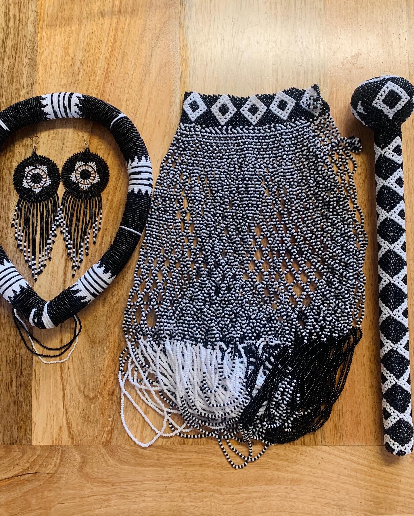 Black and white jewelry set