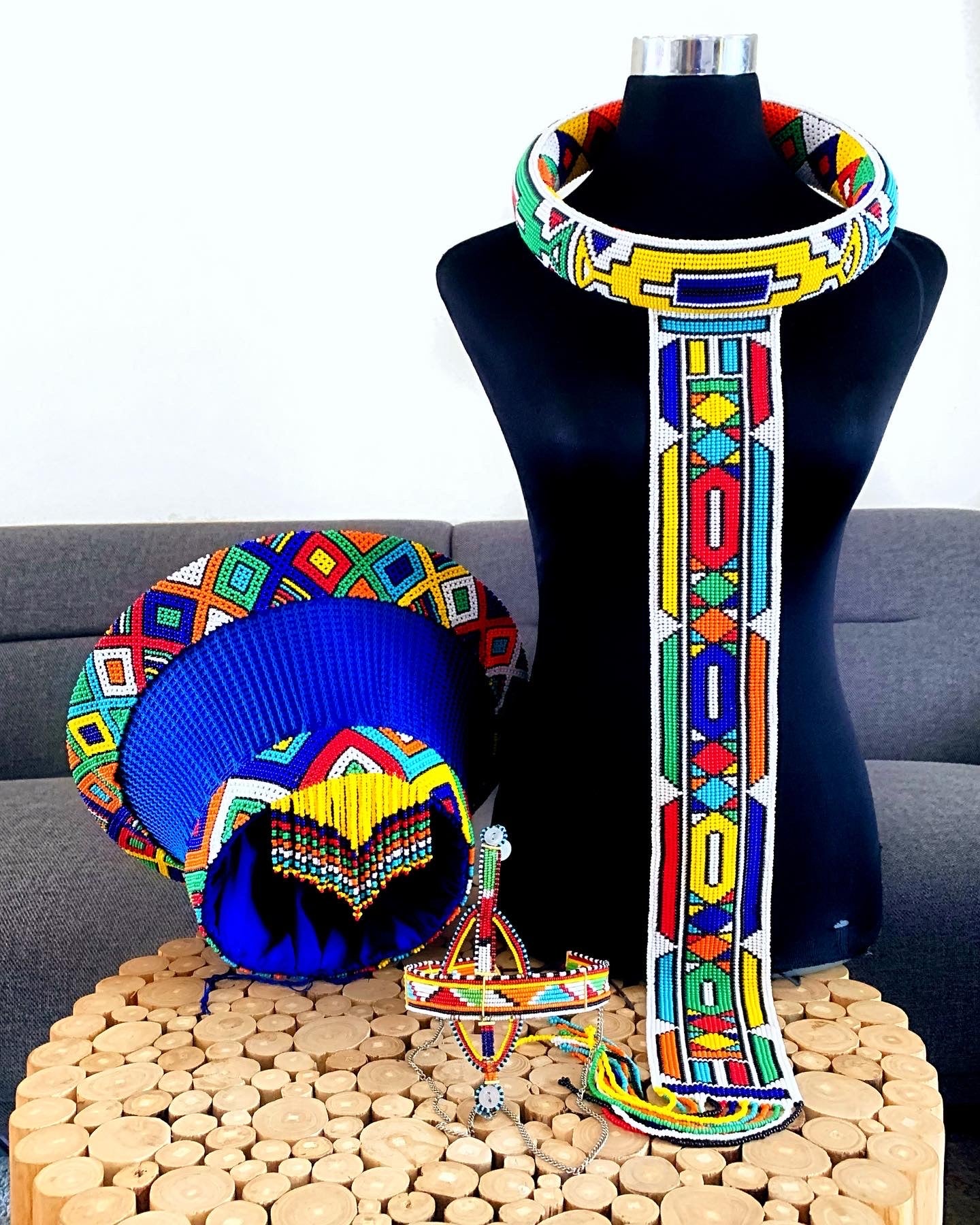 Neckring, large hat and headpiece